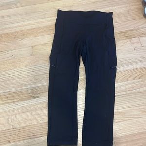 Lululemon size 4 cropped athletic leggings with pockets